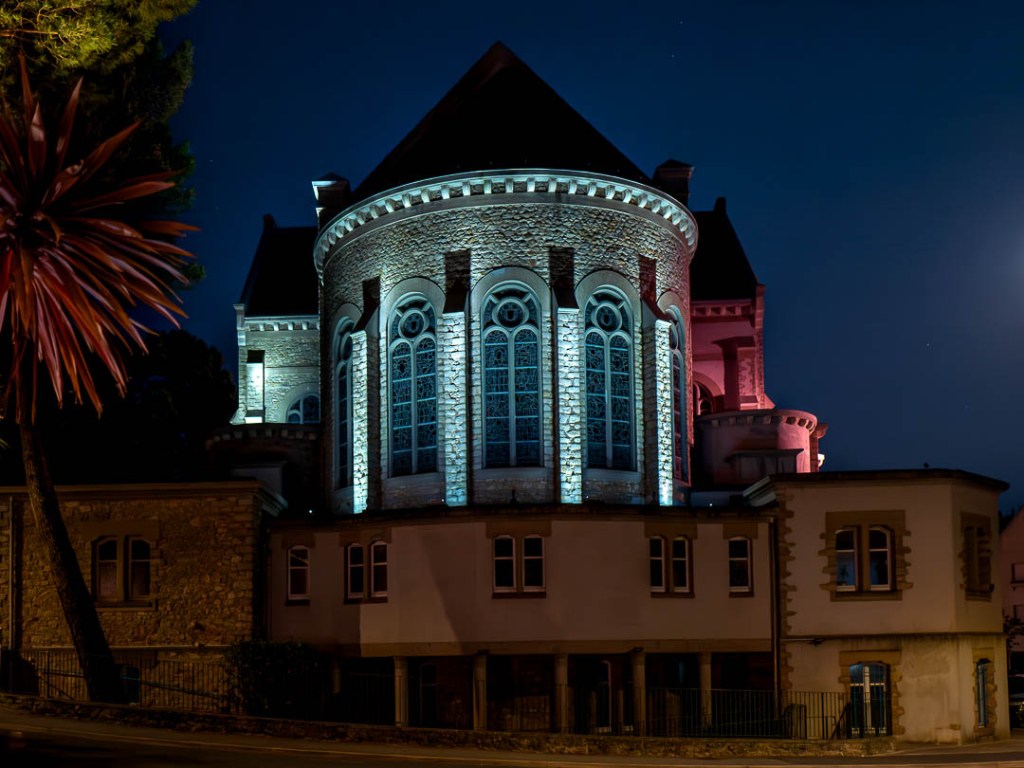 Notre Dame de Lourdes 
Le 29 juin 1931, Monseigneur Le Fer de la Motte, évêque de Nantes pose la première pierre sur un terrain donné par des paroissiens sous l'impulsion du Père Chochon qui est à l’origine de la construction de l’église Notre-Dame en 1935 à la Baule. La chapelle Notre-Dame des flots n'est plus assez grande pour accueillir tous les Baulois. 
Cet édifice est de taille imposante avec ses 52 mètres de long, 21 mètres de large et 16 mètres de hauteur sous voûte.
Les vitraux sont l'œuvre du maître verrier Janin de Nancy, le vitrail central décrit l'apparition de la Vierge à Sainte Bernadette de Lourdes.  